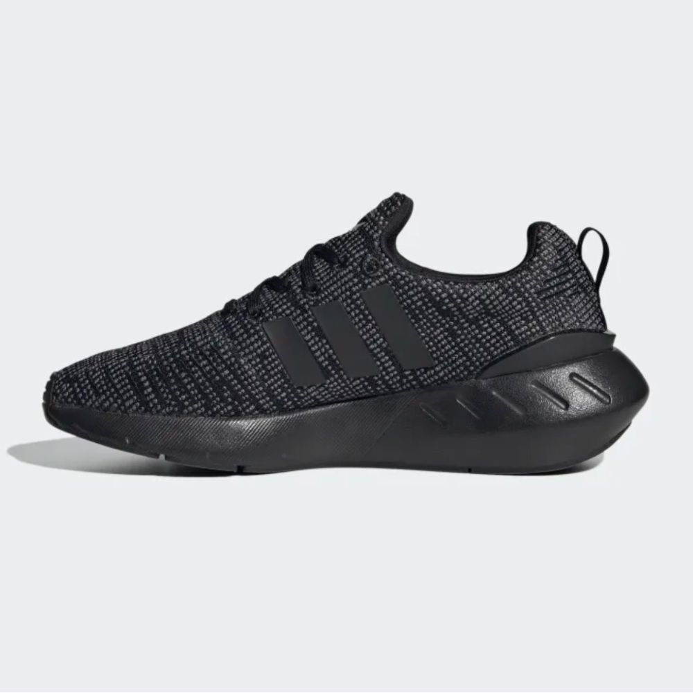 NWT SIZE 7 KIDS ADIDAS SWIFT RUN 22 SNEAKERS